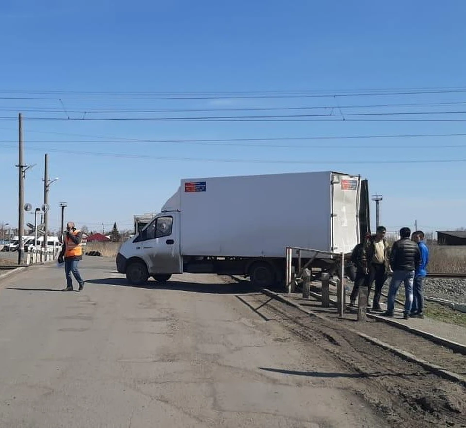 В Омске товарный поезд протаранил грузовик на переезде - KP.RU