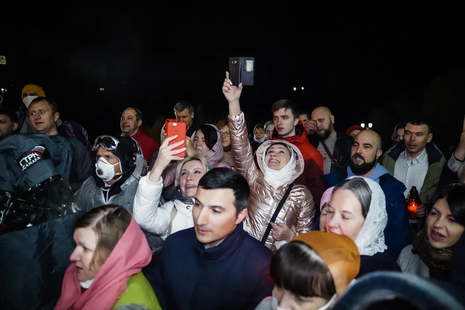 Крестный ход закончился и все забыли про социальную дистанцию