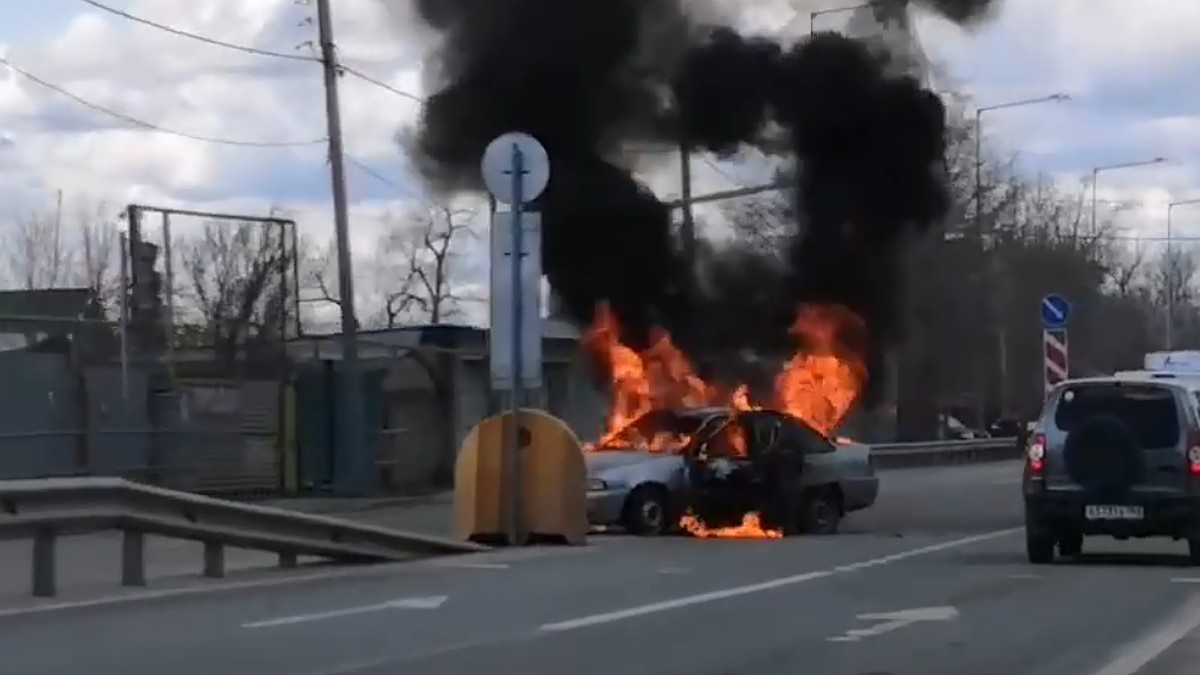 Черный дым валил столбом: в Самаре на Красной Глинке прямо на дороге дотла  сгорела «Нексия» - KP.RU