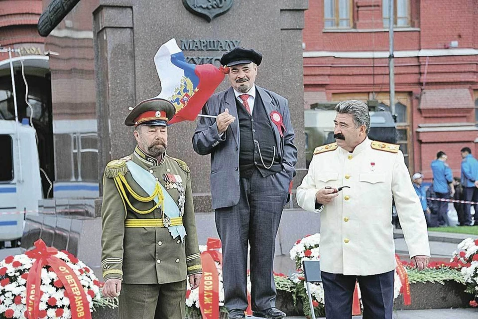 Двойники Ленина и Сталина (и за компанию Николая II) без работы не останутся. Для туристов они - исторические символы России.