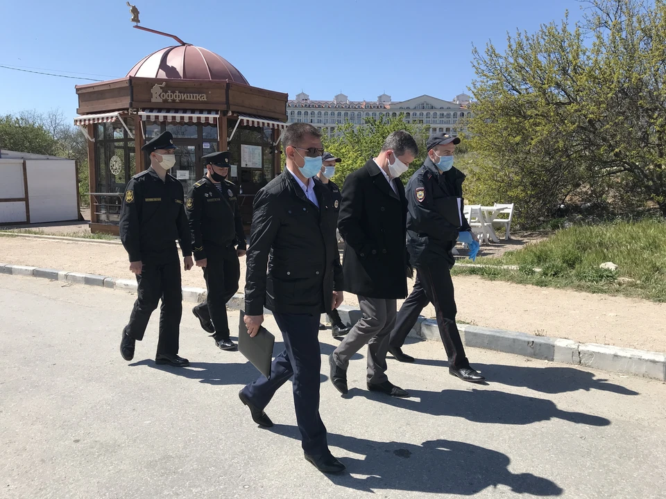 Наряд полиции вместе с представителями правительства Севастополя готов следить за порядком.