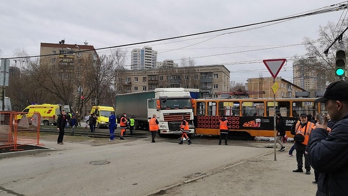 Пробит бензобак: в Екатеринбурге фура протаранила трамвай - KP.RU