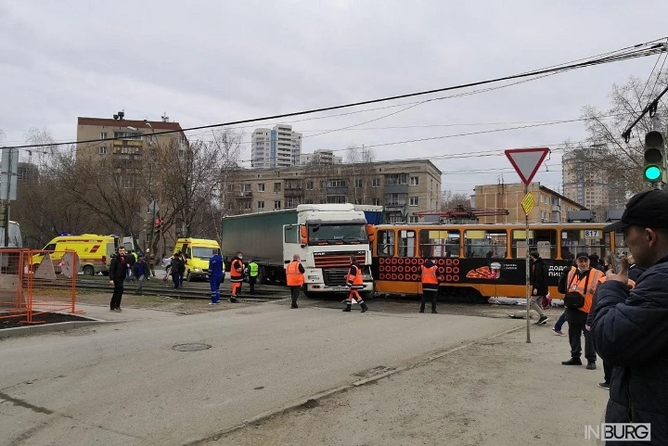 66 новости екатеринбурга сегодня. Грузовик протаранил трамвай. 66 новости екатеринбурга сегодня. Дтп екатеринбург сейчас. 66 новости екатеринбурга сегодня.