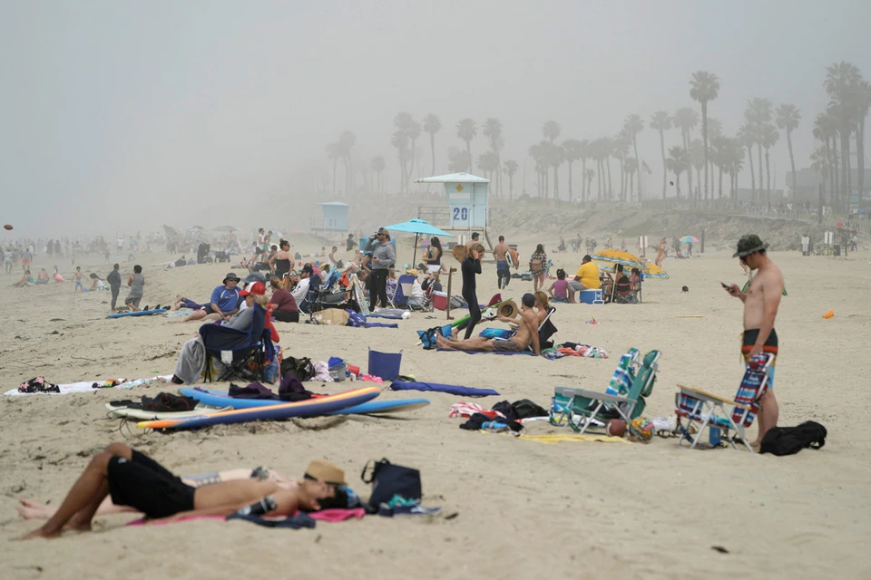 Толпы калифорнийцев повалили в эти выходные на немногие открытые пляжи