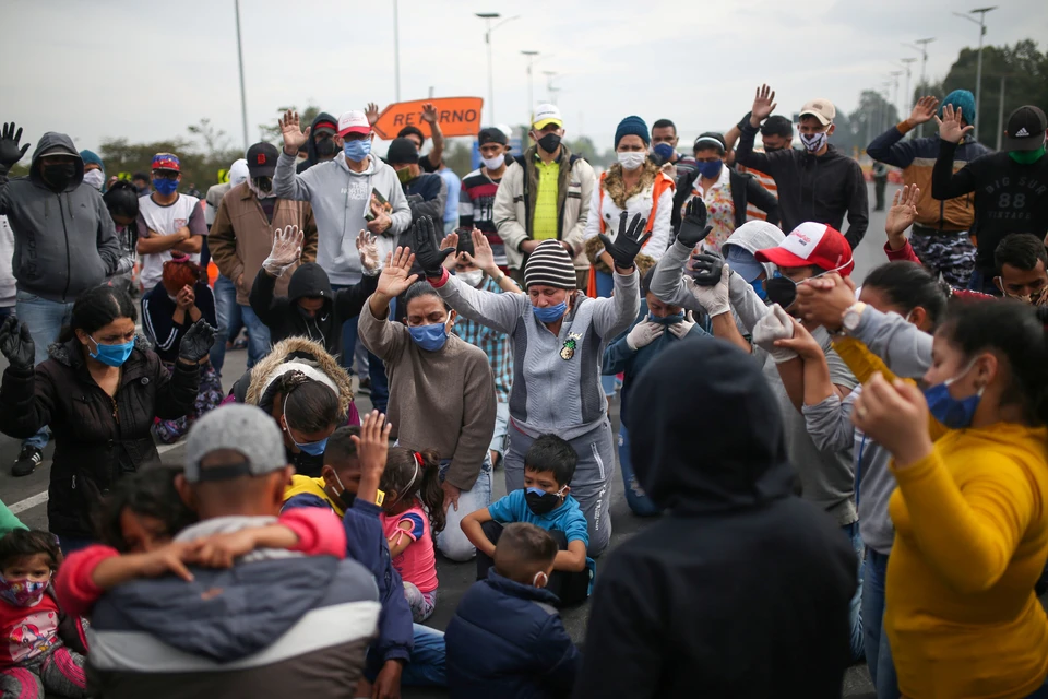 Несколько сотен венесуэльских мигрантов перекрыли в среду улицы Боготы, требуя позволить им вернуться домой
