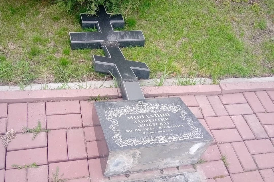 Крест и памятник на могиле одновременно фото