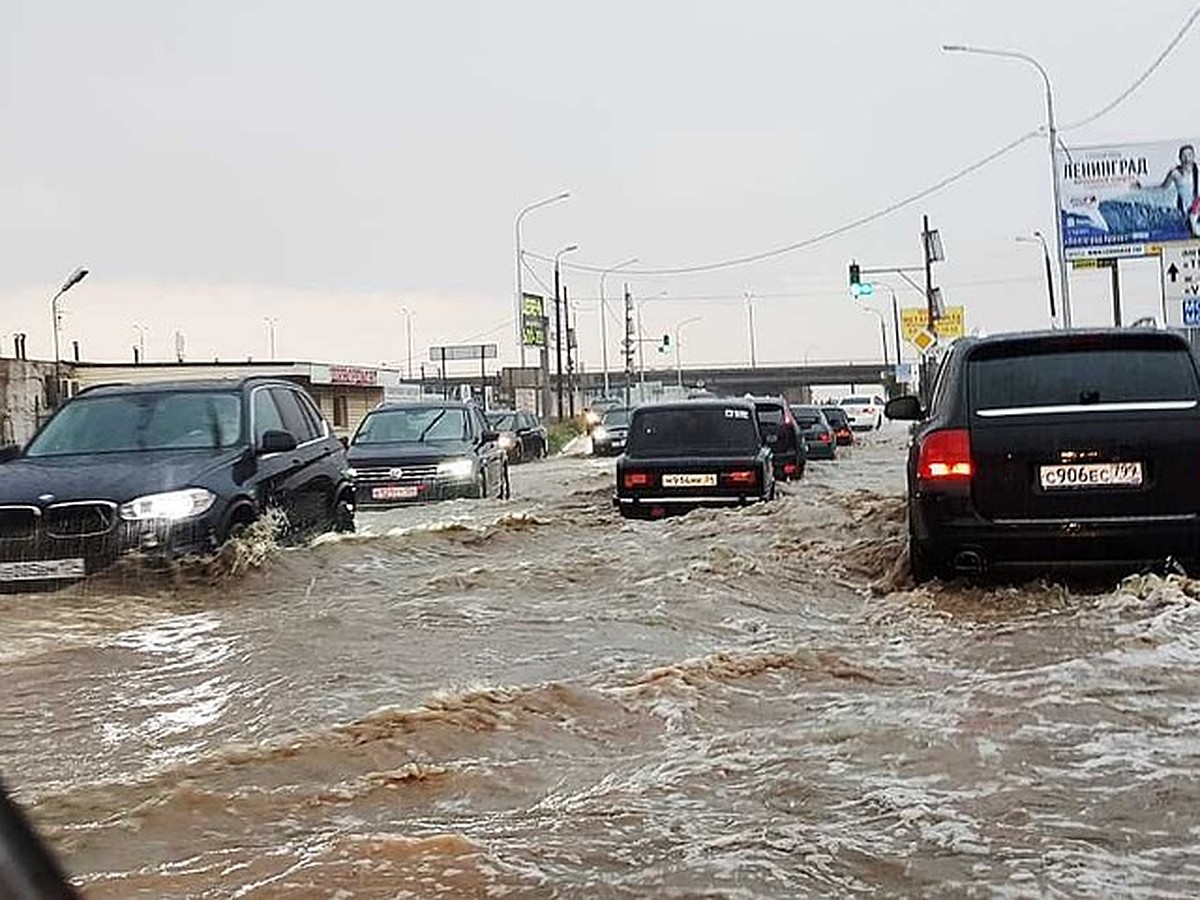 В Волгограде первая майская гроза обернулась потопом на дорогах - KP.RU