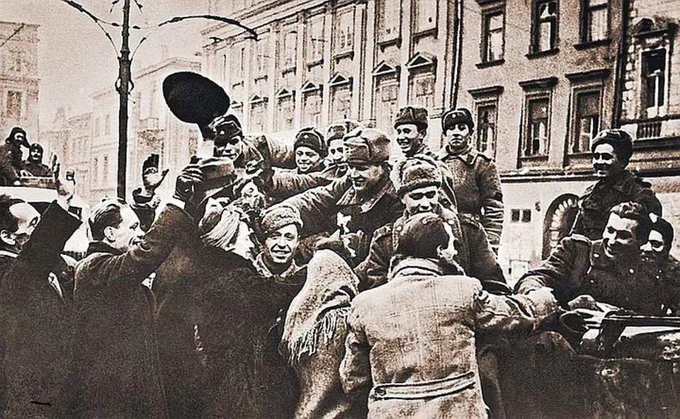 Жители польского города Кракова приветствуют советских воинов-освободителей. 19 января 1945 г