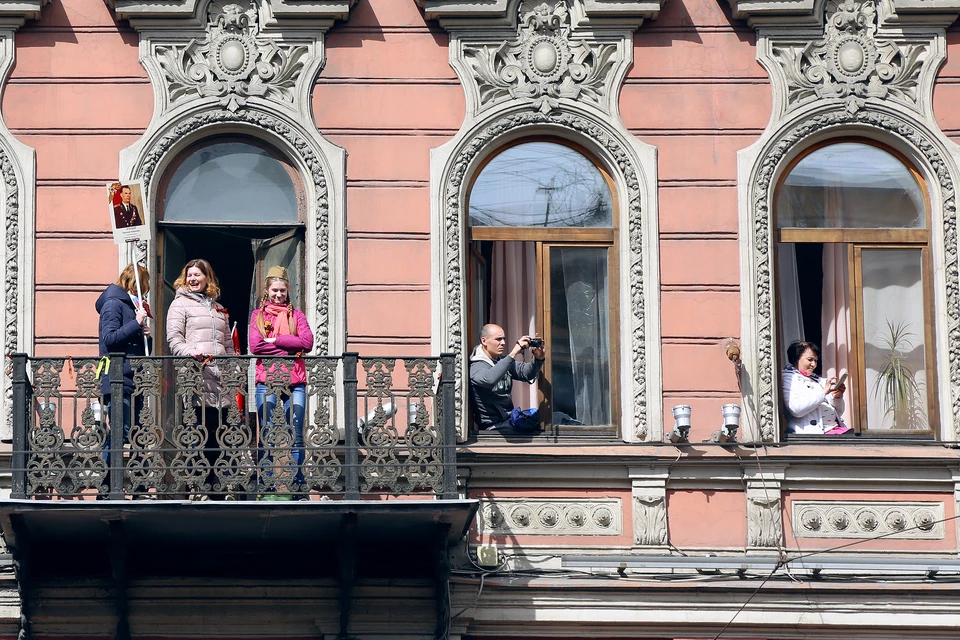 В полдень горожане выйдут на балкон и споют песню Давда Тухманова “День Победы”.