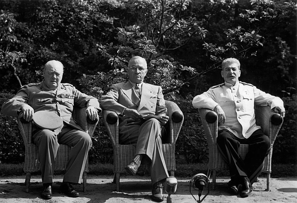 Сталин, Черчиль и Трумэн во время встречи в Потсдаме летом 1945 года.