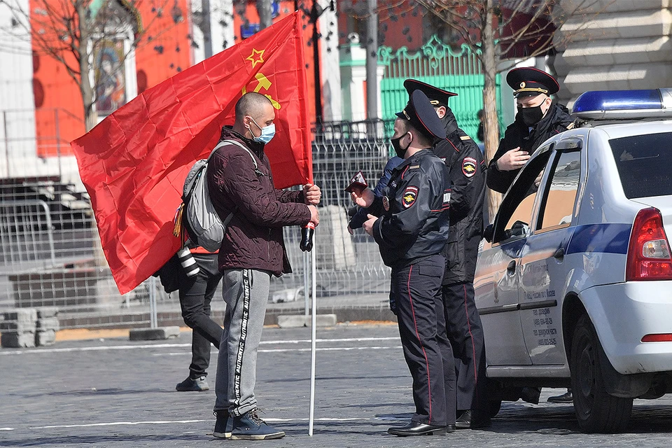 1 мая, проверка пропуска у подходов к Красной площади.