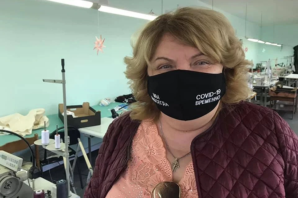 Перед тем, как попасть в больницу, Светлана Максимова продемонстрировала дизайнерскую маску. Фото: facebook.com/Светлана Максимова