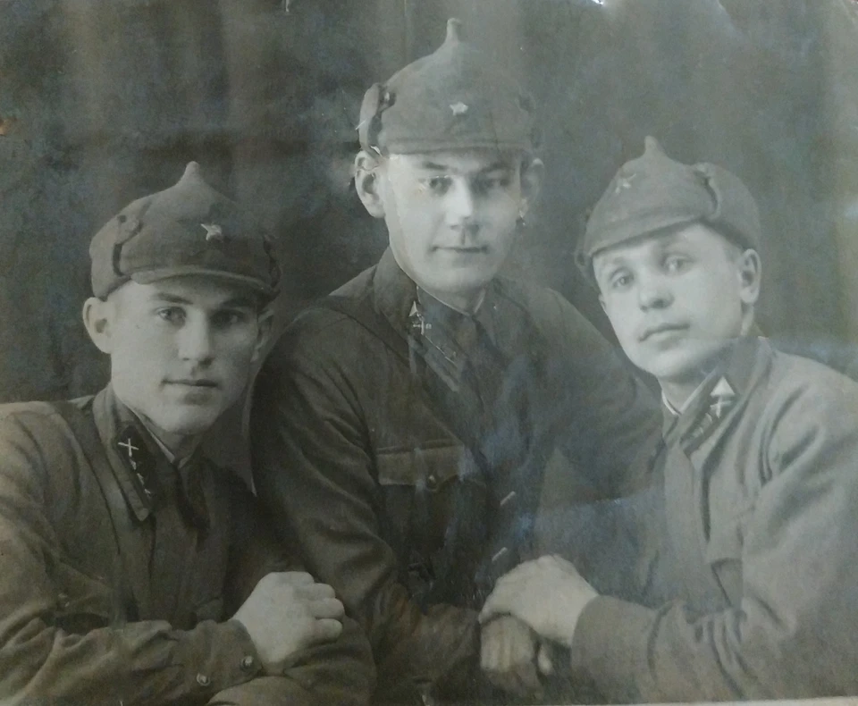Григорий Дыдыкин (в центре) в марте 1941 года. Через три месяца начнется война. Фото: из семейного архива.