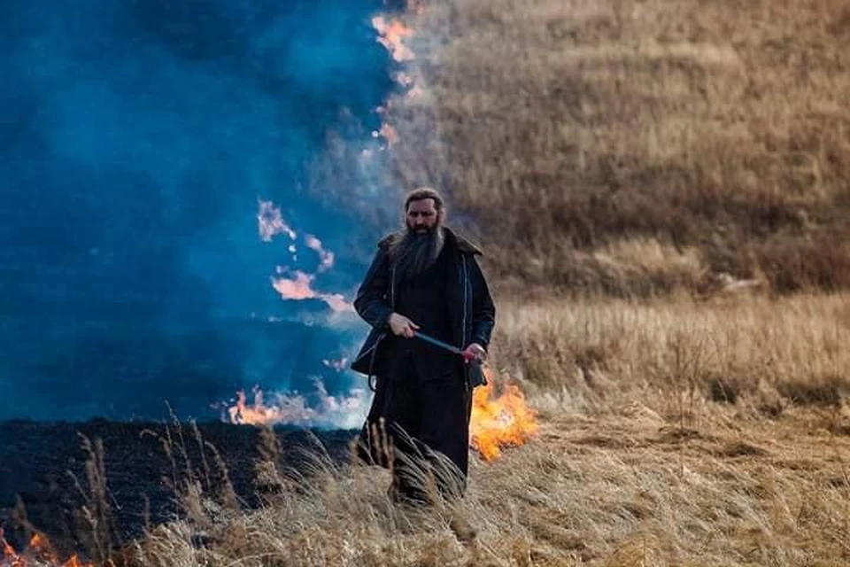 Отец Александр борется с лесными пожарами, не снимая рясы. Фото: Агата Карасева