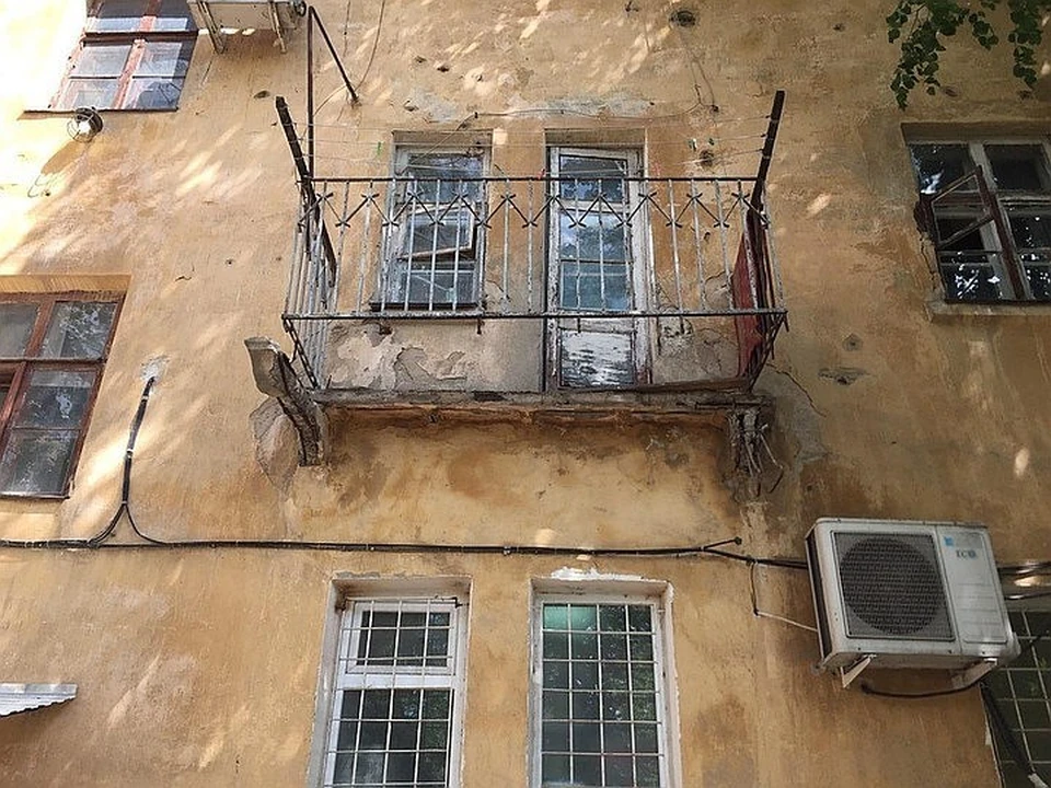 От нижней части балкона ничего не осталось.