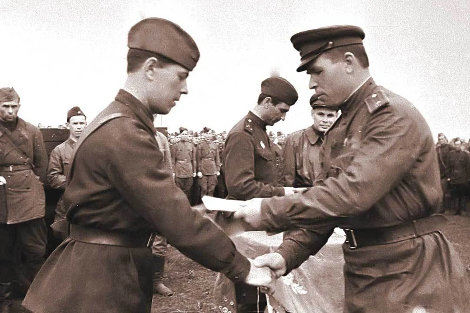 1 августа 1943 г. Боец получает награду. 2-й Украинский фронт, р-н Полтавы.Владимир ГАЛЬПЕРИН/РИА Новости