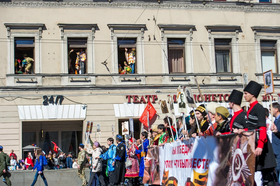 Таких массовых торжеств в Санкт-Петербурге сегодня не будет. Но мы расскажем в нашем прямой онлайн-трансляции, как горожане отмечают 9 мая 2020 года в режиме самоизоляции.