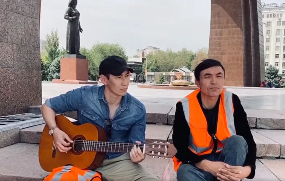 «Тазалыковцы» спели «Темную ночь» в классическом исполнении, а также на кыргызском языке под аранжировку Басты.