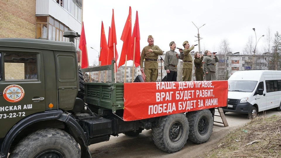 В Ухте для ветеранов устраивают представления прямо под окнами. Фото "Палитры города"