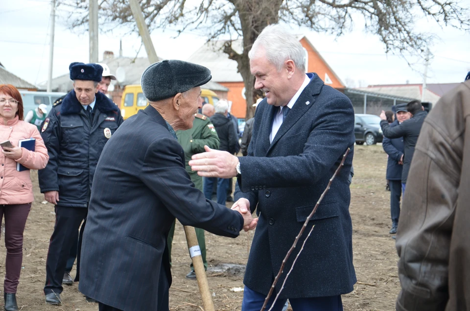 97-летний Илья Павлович Щеглов из Курганинска и глава района Андрей Ворушилин на закладке нового сквера. Фото: Сергей Шаламов