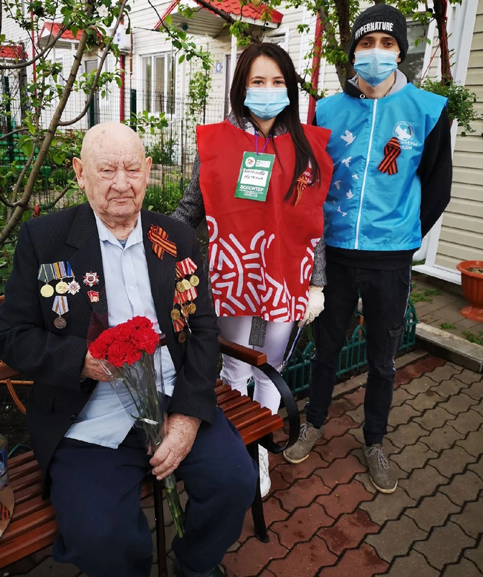 Волонтеры-медики Белгородского госуниверситета поздравляют ветеранов с Днем Победы. Фото пресс-службы НИУ "БелГУ".
