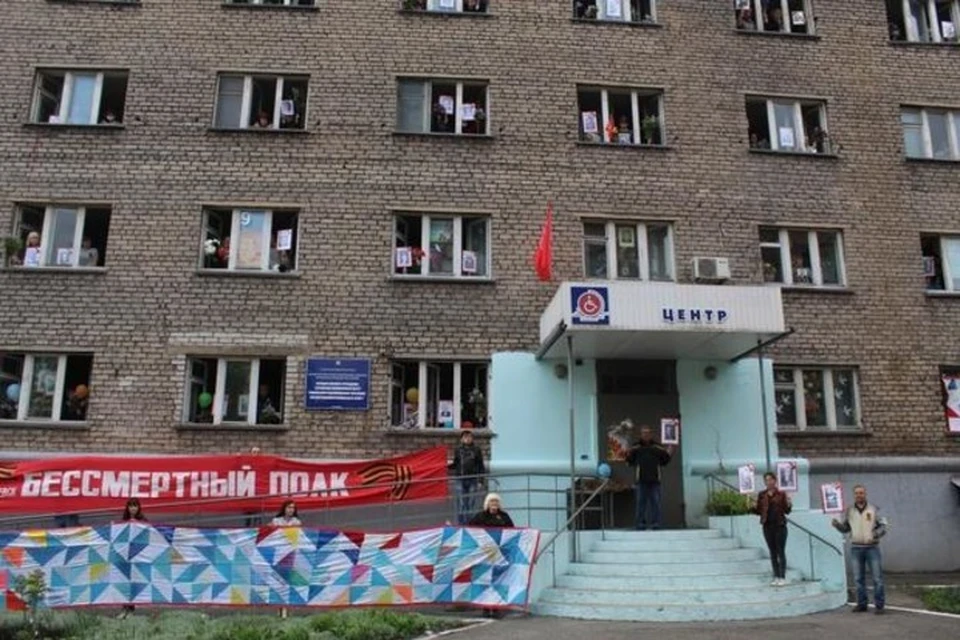 Полотнище памяти было расположено на фасаде здания организаторов акции – Алчевского центра реабилитации детей-инвалидов. Фото: ЛИЦ
