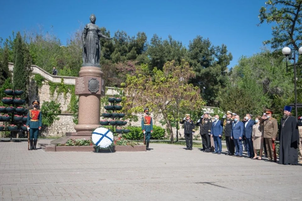 По традиции к монументу императрице Екатерине II были возложены цветы. Фото: sev.gov.ru