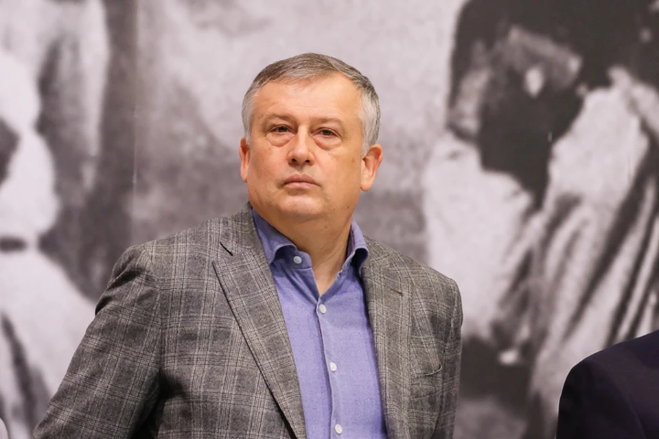 Губернатор Ленинградской области Александр Дрозденко проверил работу парикмахерской в Кировске и обновил прическу
