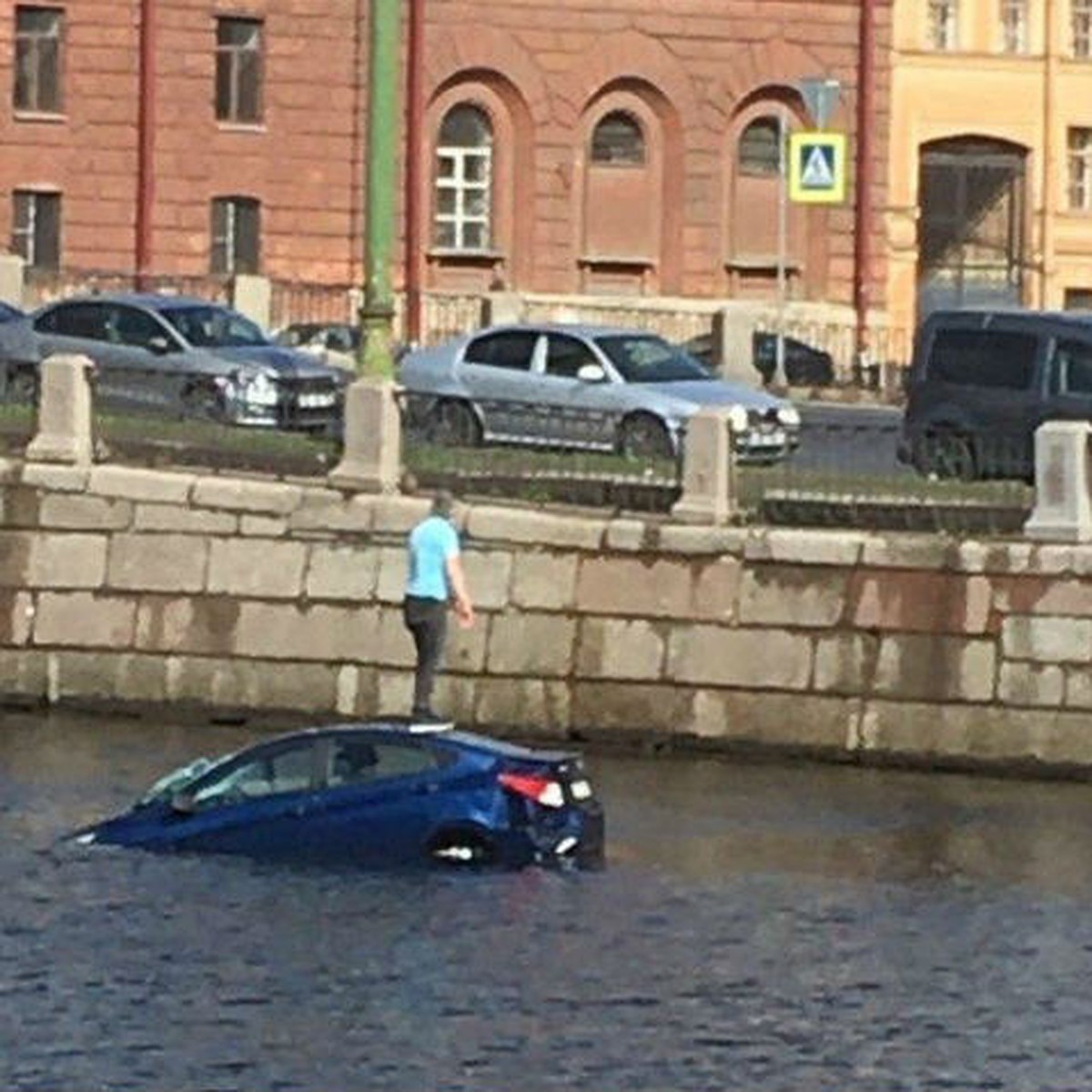 Легковушка пробила ограждение и упала в реку Фонтанку в центре  Санкт-Петербурга - KP.RU