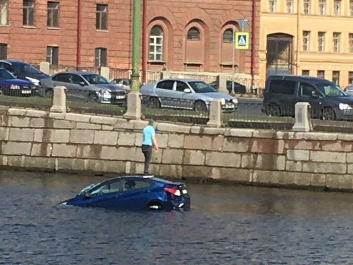 Легковушка пробила ограждение и упала в реку Фонтанку в центре  Санкт-Петербурга - KP.RU