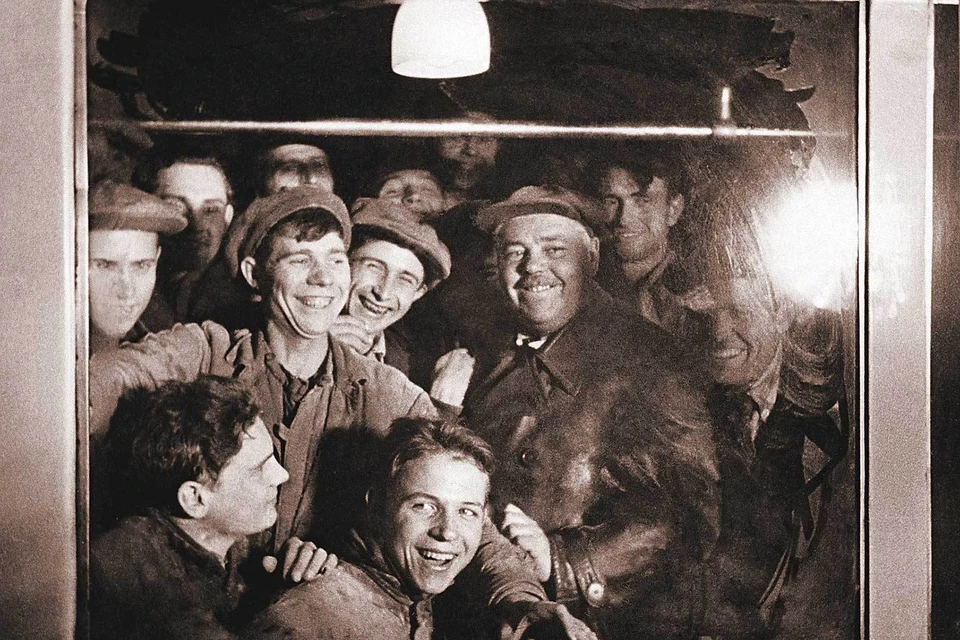 1935 год. Строители московского метро стали первыми его пассажирами.