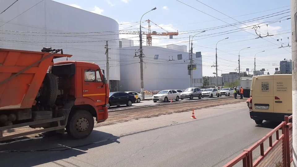 Водители, запаситесь терпением и будьте внимательны - на мосту ремонт.