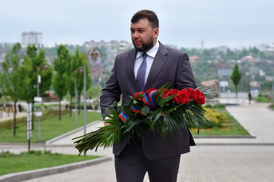 Глава Республики возложил цветы к его памятнику на Аллее Героев. Фото: denis-pushilin.ru