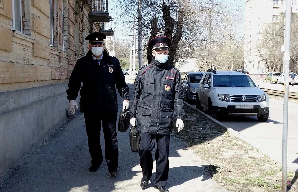 При выходе из дома надо иметь паспорт и документ с уведомлением причины выхода.