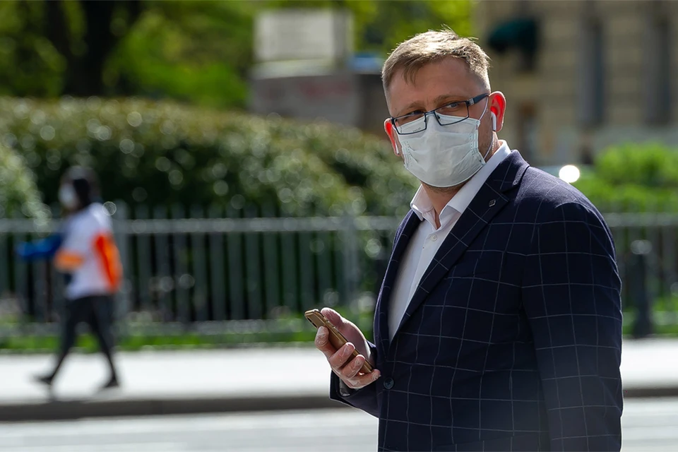 Прохожий в медицинской маске на улицах Санкт-Петербурга, май 2020 г.