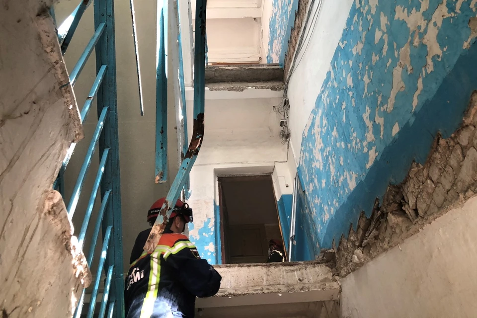 В Летном городке Энгельса обрушились лестницы дома. Фото ГУ МЧС по Саратовской области