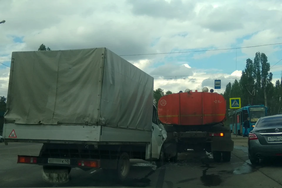 ДТП в Липецке: столкнулись ГАЗель и поливальная машина
