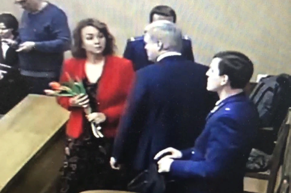 Скандал с букетом прокурору попал на видео. Фото: goldenmost.ru