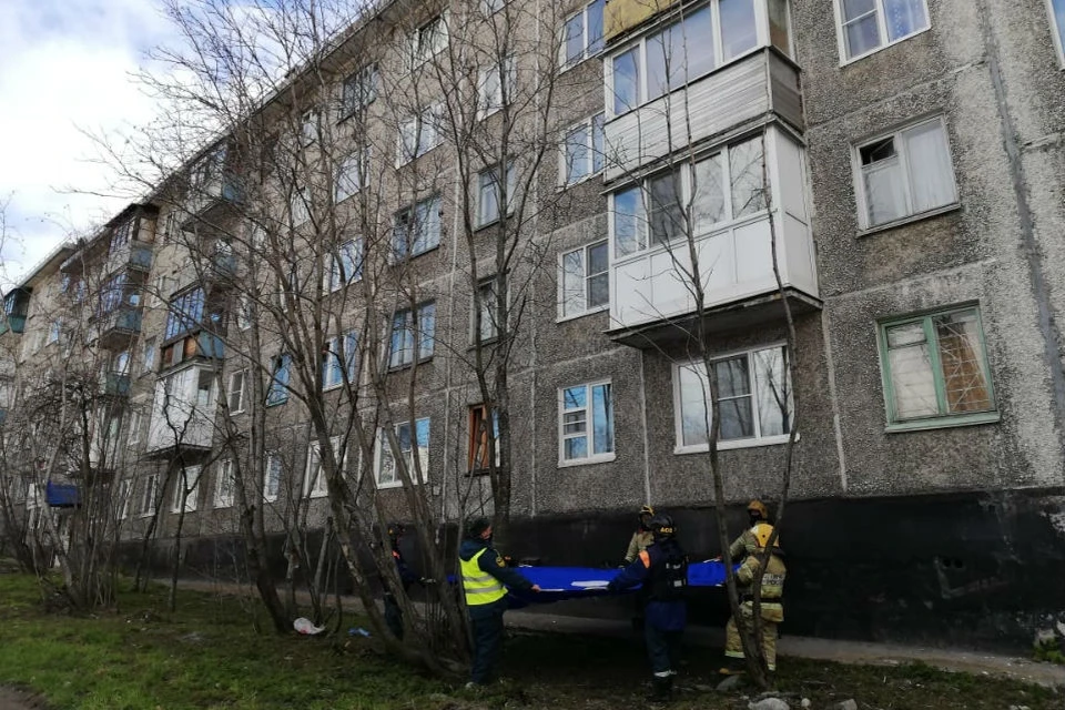 Под окнами дома развернули спасательное полотно на случай, если бы мужчина упал. Фото: МЧС по Мурманской области