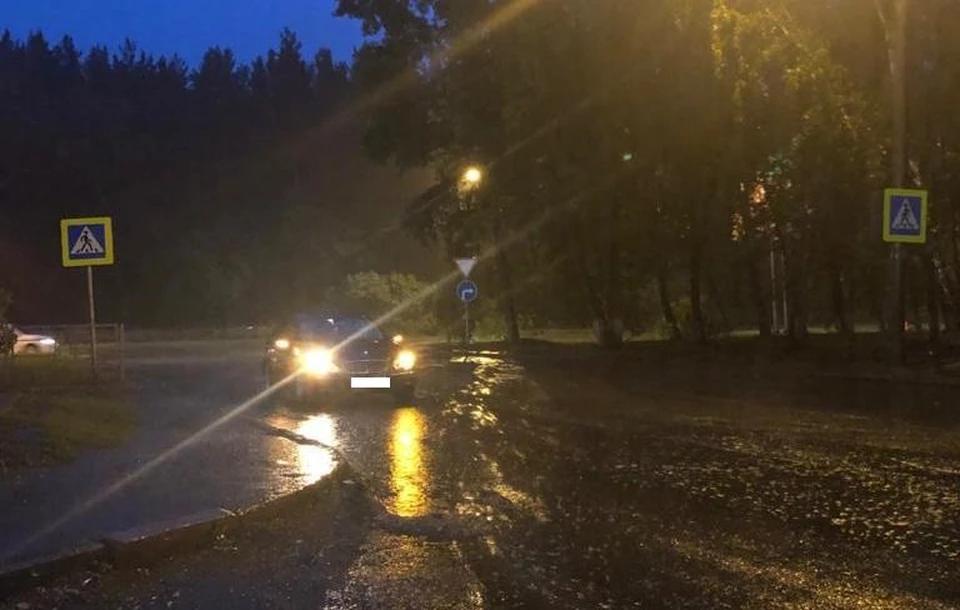 ДТП произошло во время сильного дождя.