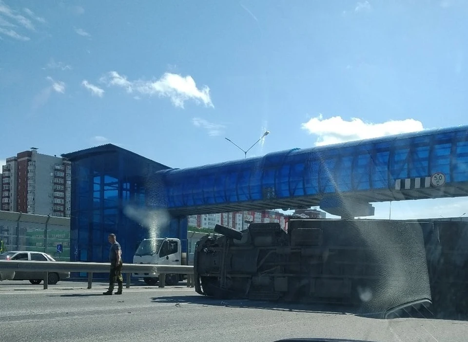 На улице Федюнинского в Тюмени грузовик врезался в такси и перевернулся. Фото - "ЧС Тюмень".