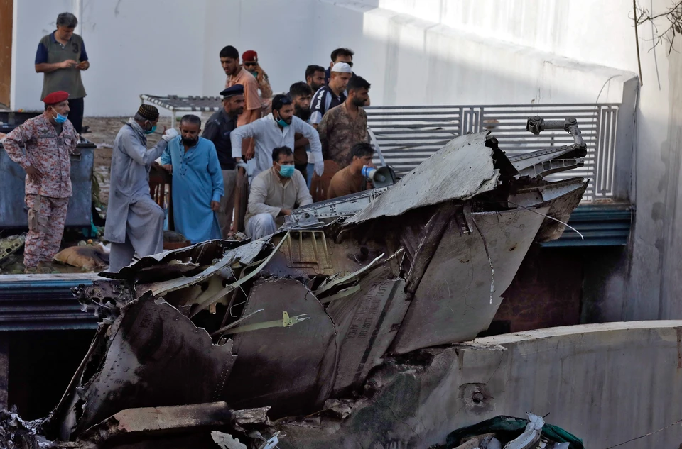 В авиакатастрофе в Пакистане выжили как минимум два человека