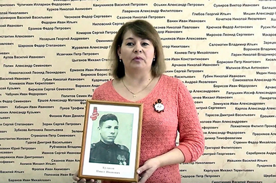Елена Кулакова с фотографией своего деда. Фото пресс-службы "Единой России".
