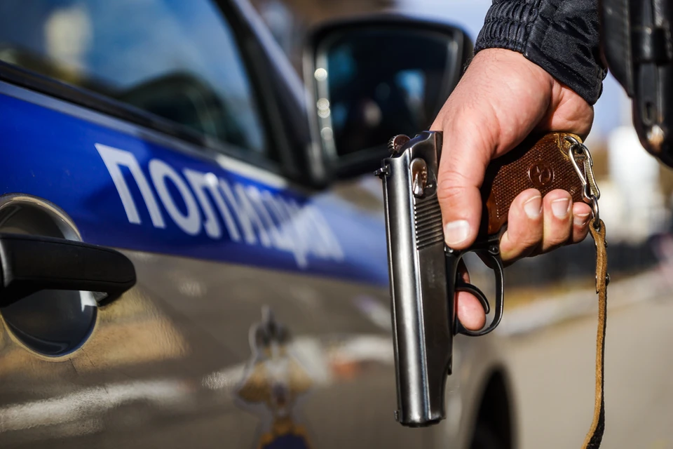 Двое задержанных были переданы полицейским