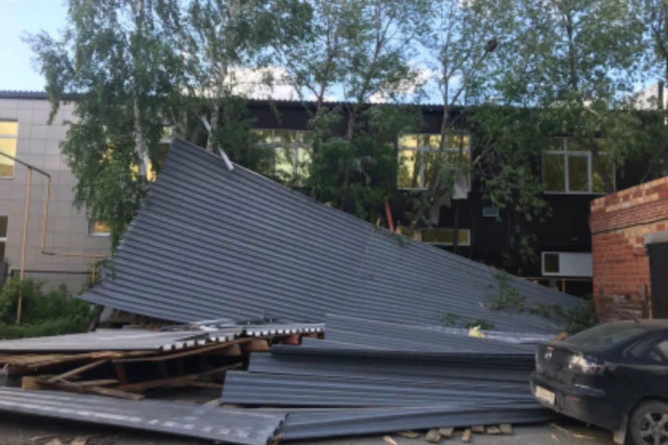Крыша в Арамили упала прямо на прохожего Фото: СК по Свердловской области