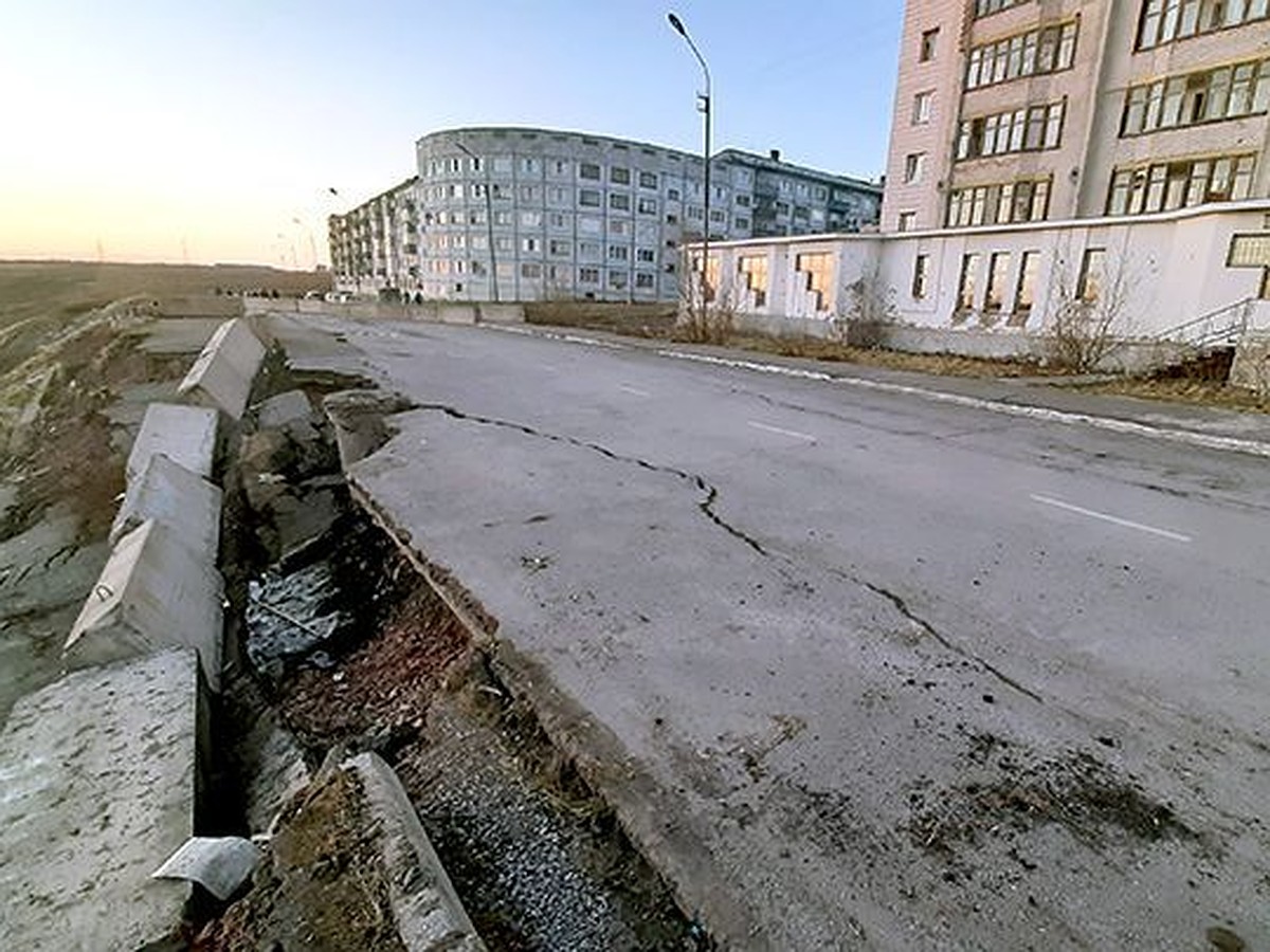 Домам на Шахтерской набережной в Воркуте оползень не угрожает, но дорога  перекрыта - KP.RU