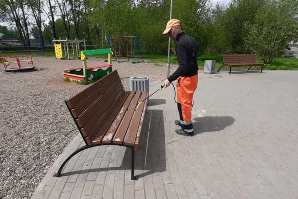 Рабочие проводят обработку остановок, скамеек и детских площадок. Фото: admkirov.ru