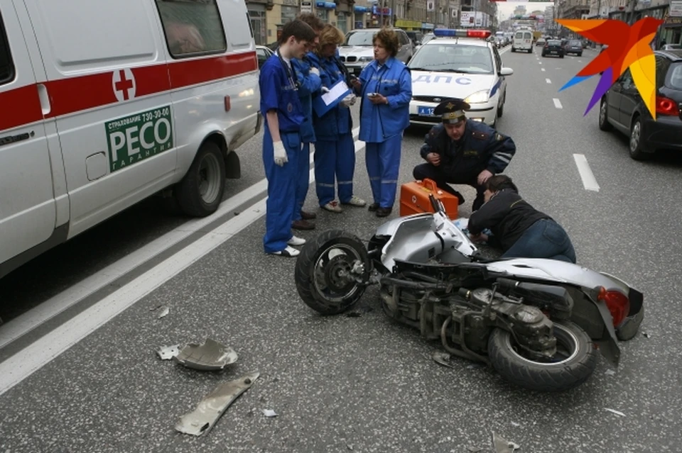 Мотоциклиста с места аварии увезла "скорая".