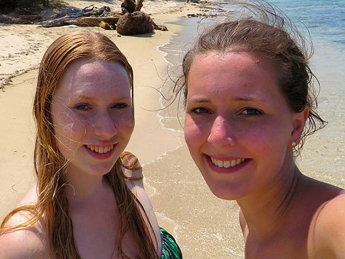 Две студентки пришли на пляж
