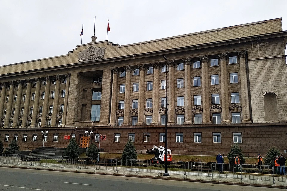 В Красноярске возле здания краевого правительства снова стали гибнуть голубые ели